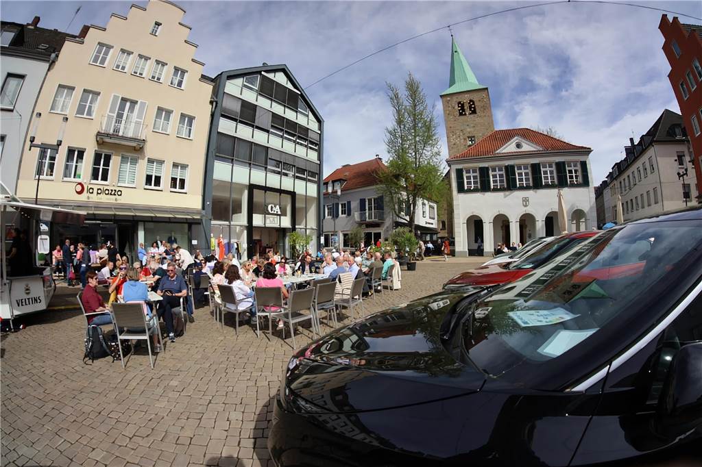 Dorsten is(s)t mobil: Perfekte Bedingungen sorgten für volle Innenstadt Bei viel Sonnenschein und angenehmen Temperaturen ließ es sich auf dem Dorstener Marktplatz gut aushalten.
