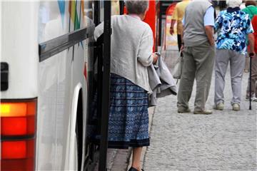 Bei vielen Busreisen für Senioren geht es um mehr als einen Tagesausflug. Oft werden auch überteuerte oder nutzlose Produkte angeboten. Foto: Jens Büttner/dpa-Zentralbild