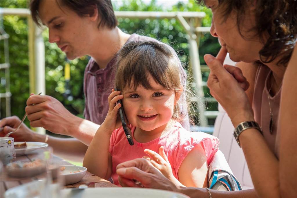 Schulleiter bestürzt: „Bei jeder Mahlzeit hängen Kinder vorm Bildschirm“ Bei vielen Familien, hat Thorsten Schröer im Urlaub beobachtet, ist das Handy auch bei Mahlzeiten ständiger Begleiter (Symbolbild).