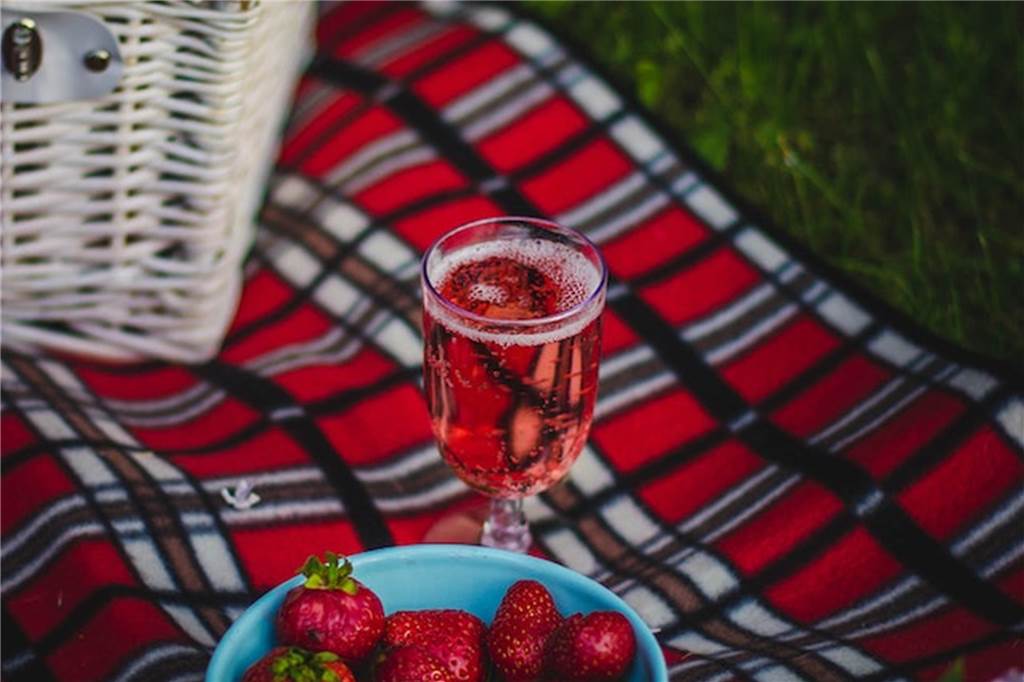 Filmgenuss unterm Sternenhimmel: 9 Open Air-Kinos in NRW picknickdecke mit erdbeeren und sekt
