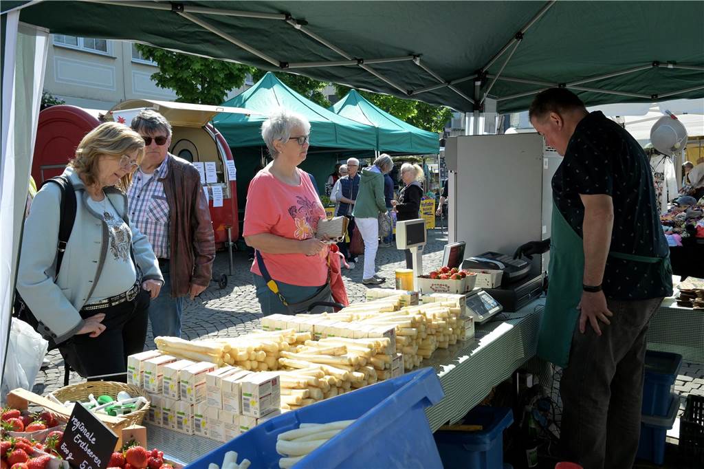 Bei vielen steht die Sauce Hollandaise ganz oben auf der Liste der Lieblingsbeleiter zum Spargel. An den Marktständen stand die Fertigsauce im Tetrapack gleich zum Mitnehmen parat. 