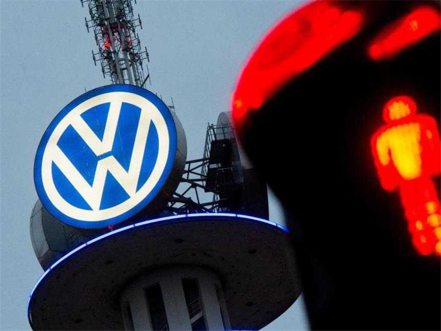 Wieder Debatte um Boni und Kunden bei VW Bei VW ist eine neue Debatte um die Bonuszahlungen an das Management entbrannt. Foto: Julian Strateschulte