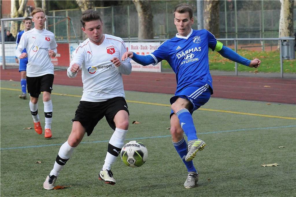 Ärger um Neuers Regenbogen-Binde - was sagen Castrop-Rauxeler Kapitäne dazu? Bei Wacker-Kapitän Moritz Budde (r.) besteht die Gefahr, dass die Spielführerbinde herunterrutscht.