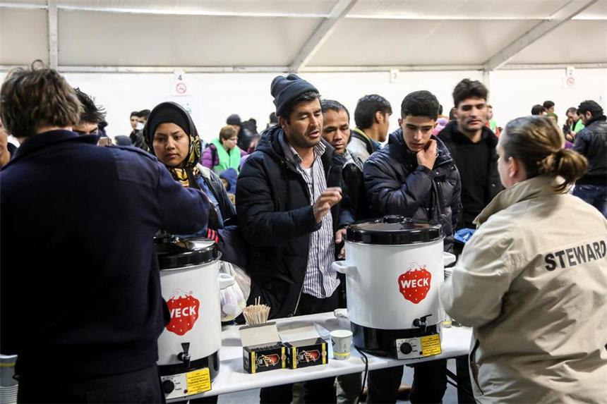 500 neue Flüchtlinge in Selm-Bork angekommen Bei warmen Getränken konnten sich die Flüchtlinge ein wenig von der langen Reise erholen.