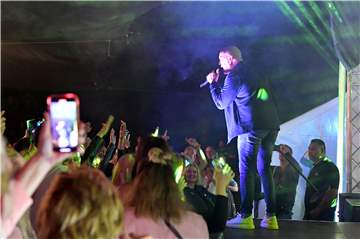 Bei "We Love Lünen" kamen rund 1000 Schlagerfans ins Freibad Cappenberger See. Zusammen mit Stargast Olaf Henning, Julia Bender, den Birdies und weiteren Künstlern wurde ausgelassen gefeiert. Der Erlös aus den Eintrittspreisen geht als Spende an Betroffene des Hochwassers im Juli.