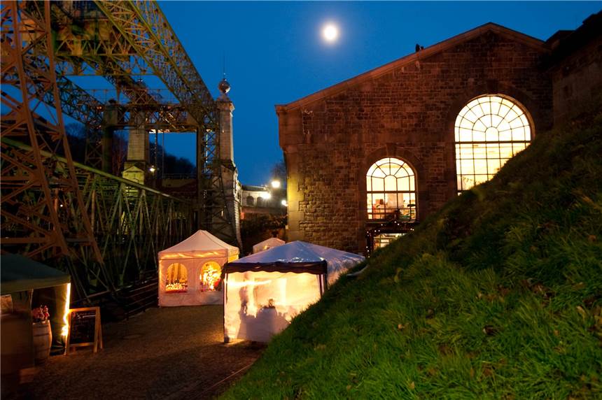 Dieser Weihnachtsmarkt gilt als stimmungsvoll – und nebenan gibt es noch einen Geheimtipp Bei weihnachtlicher Atmosphäre kann über das Museumsgelände am Schiffshebewerk Henrichenburg spaziert werden.