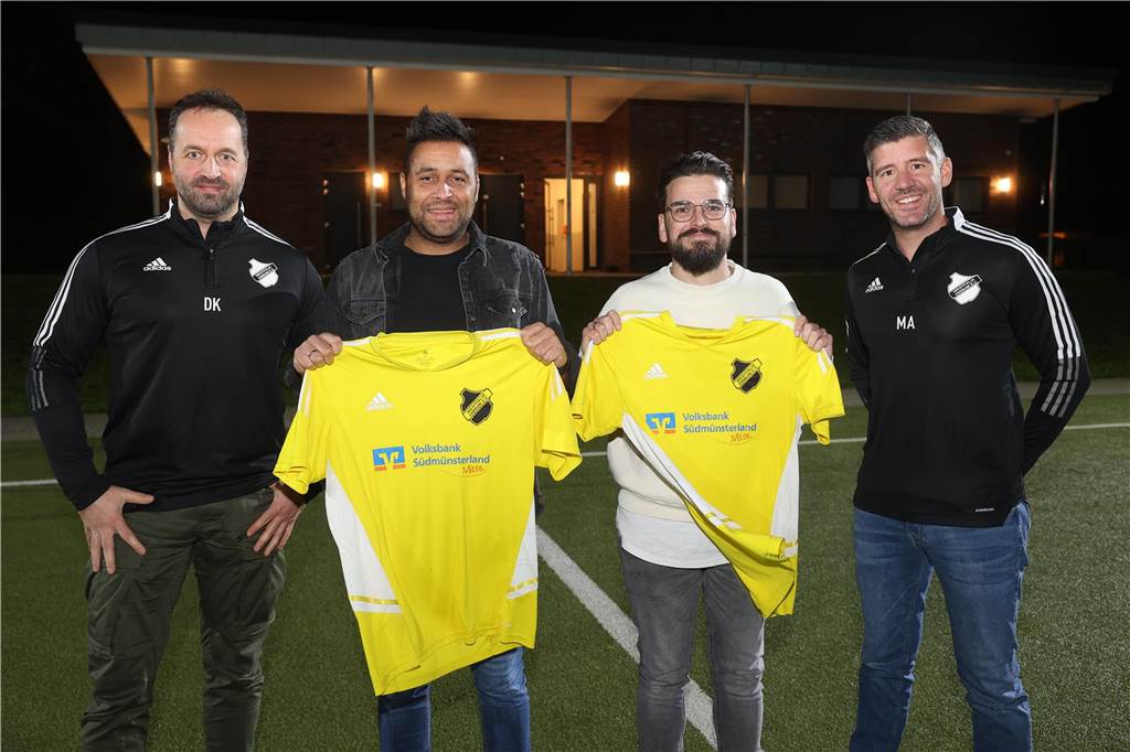 Dustin Nowak wagt in Vinnum „etwas ganz Neues“ Sanmi Ojo und Martin Klingenberg posieren mit Vinnum-Trikot.