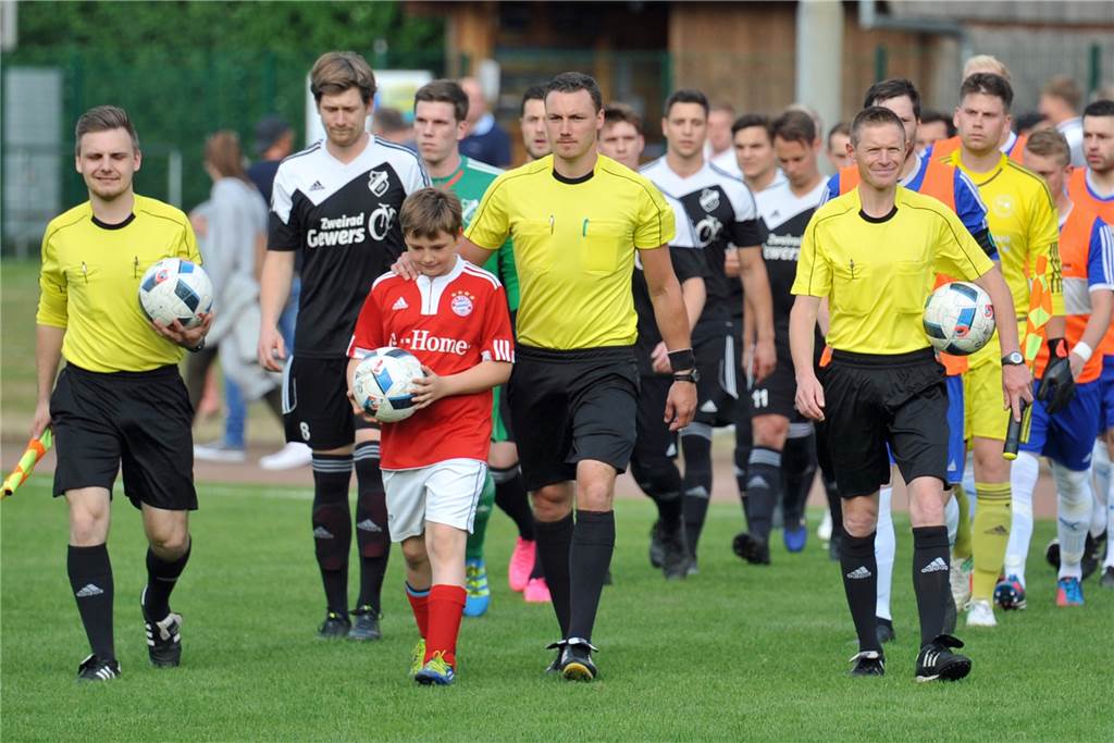 Schiedsrichter Wensing: „Wir sind Teil des Spiels, das müssen alle verstehen“ Bei wichtigen Spielen im Fußballkreis werden sogar drei Schiedsrichter als Gespann eingesetzt. In den unteren Spielklassen gibt es oftmals gar keinen mehr.