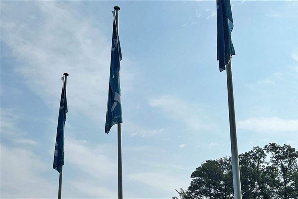 Am Schlachthof weht die Profilan-Flagge: Tönnies bestätigt Verkauf Bei Windstille eingerollt, aber ansonsten zeigen die Flaggen vor dem ehemaligen Schlachthof das Profilan-Logo.