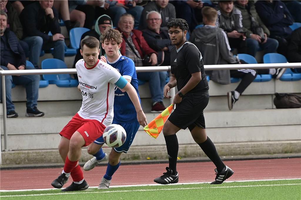 Große Übersicht : Diese Kreisliga-Teams stehen aktuell auf einem Auf- und Abstiegsplatz Beide aktuell punktgleich an der Spitze der Kreisliga A2: Doch Nico Maikämper (r.) und der VfB Waltrop haben ein Spiel weniger absolviert als Fabian Mackowiak und die Sportfreunde Stuckenbusch.