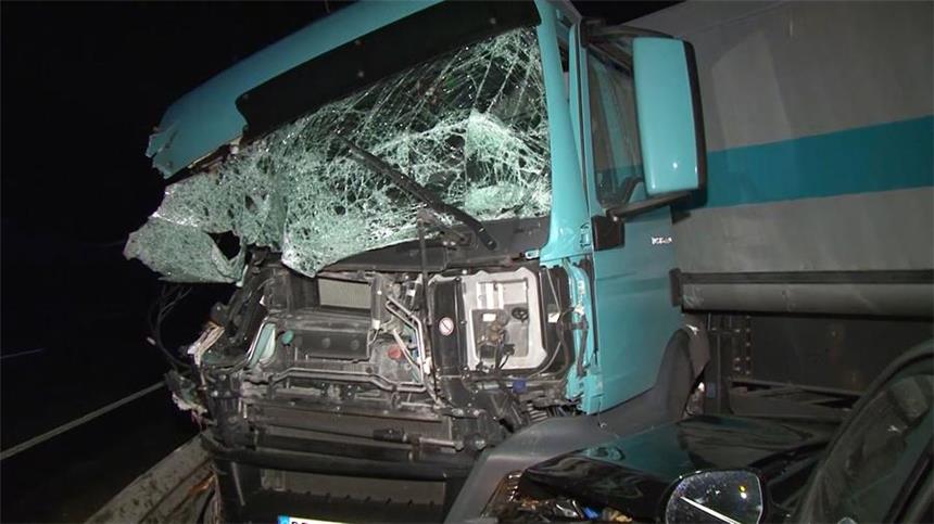 Verletzte und eine Tote bei Unfällen auf NRW-Straßen Beide Autos blockierten nach dem Unfall alle drei Fahrstreifen.