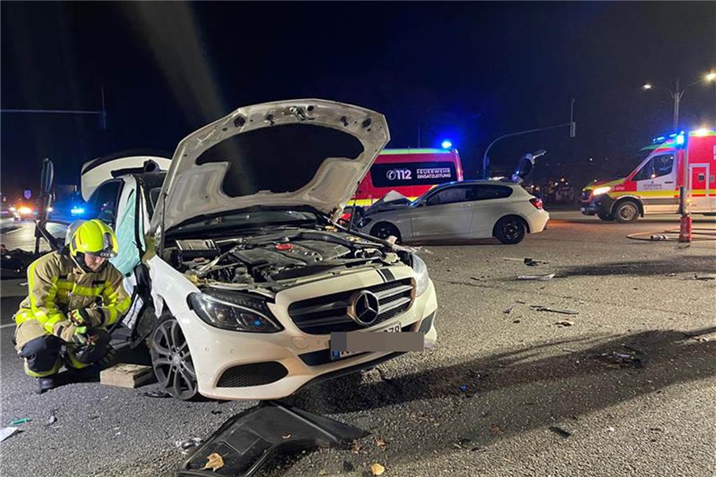 Schwerer Verkehrsunfall: Feuerwehr muss Mann aus Auto befreien Beide Autos haben große Schäden davongetragen.