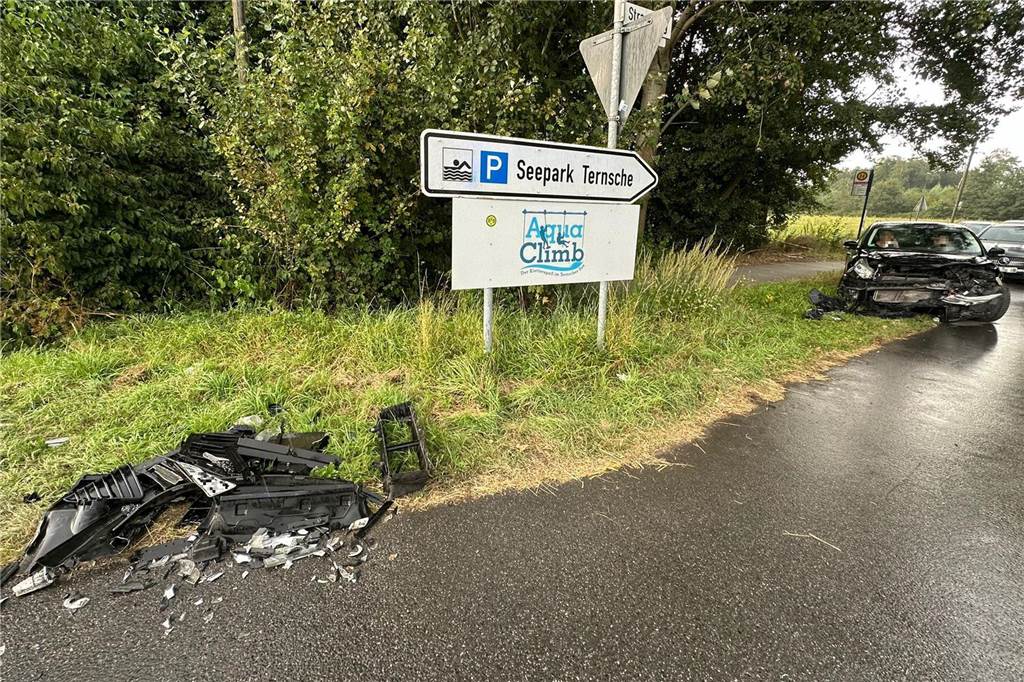 Kreuzung zwischen Olfen und Selm: Zwei Autos krachen frontal zusammen Kaputtes Fahrzeug.