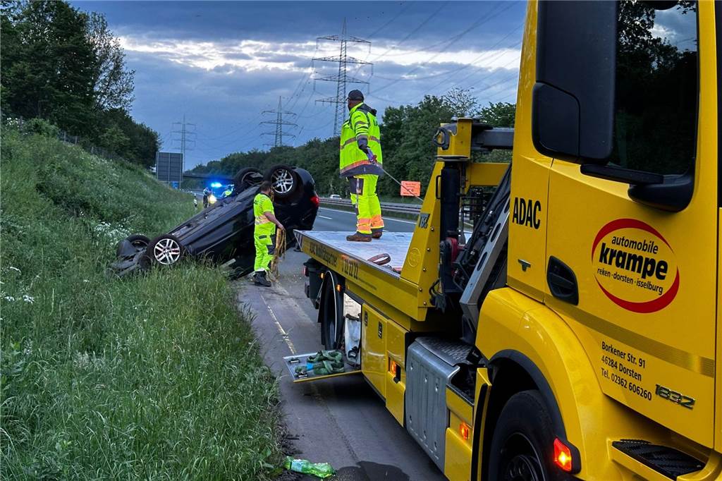 Autofahrer (30) landet auf dem Dach: Unfall auf der A 31 Beide Fahrzeuge mussten abgeschleppt werden.
