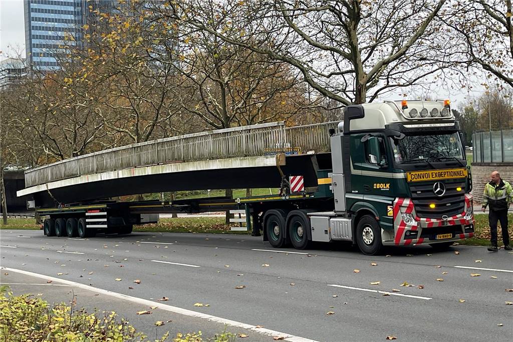 Ein Teil einer Fußgängerbrücke liegt auf einem Lastwagen.