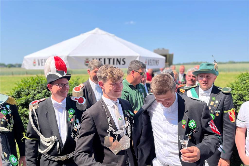 Beide standen Arm in Arm und ließen sich vom Erler Schützenvolk feiern.
