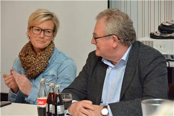Beifall auch von Hauptamtsleiterin Daniela Damm für Heinz Limberg in der jüngsten Ratssitzung. Der langjährige Herr der Olfener Finanzen befindet sich eigentlich in der Freistellungsphase der Altersteilzeitbeschäftigung. Doch jetzt hat er der Stadt bei der Aufstellung des Haushaltes für 2020 geholfen.