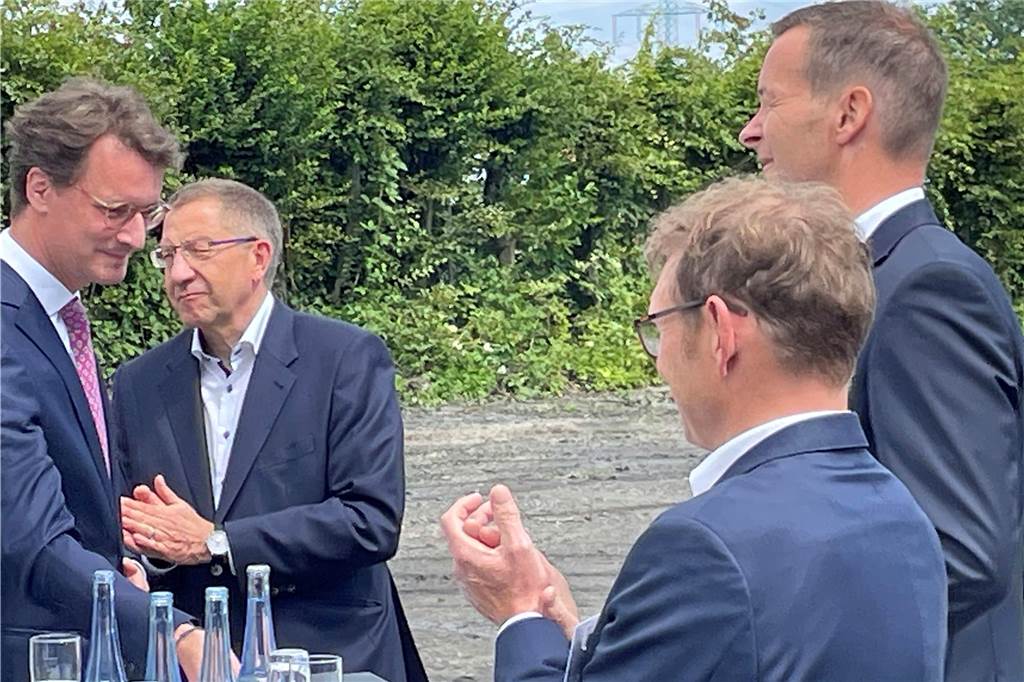 Beifall für die Rede von Hendrik Wüst (v. l.) kam von Dr. Jörg Bergmann (OGE- Geschäftsführung), Bürgermeister Lothar Christ und Dr. Thomas Hüwener (OGE-Geschäftsführung).