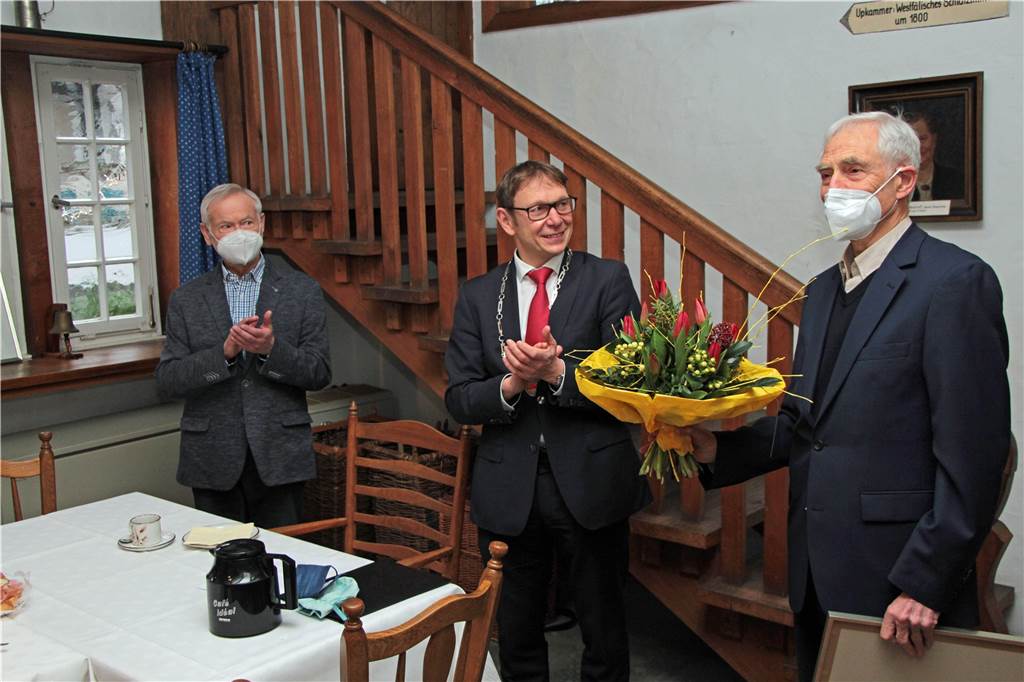 Kulturpreis Werne verliehen: Historische Arbeiten helfen Schülern und Familien Beifall für Dr. Franz-Josef Schulte-Althoff (r.) vom Laudator Lothar Christ und dem weiteren Preisträger Josef Funhoff (l.).