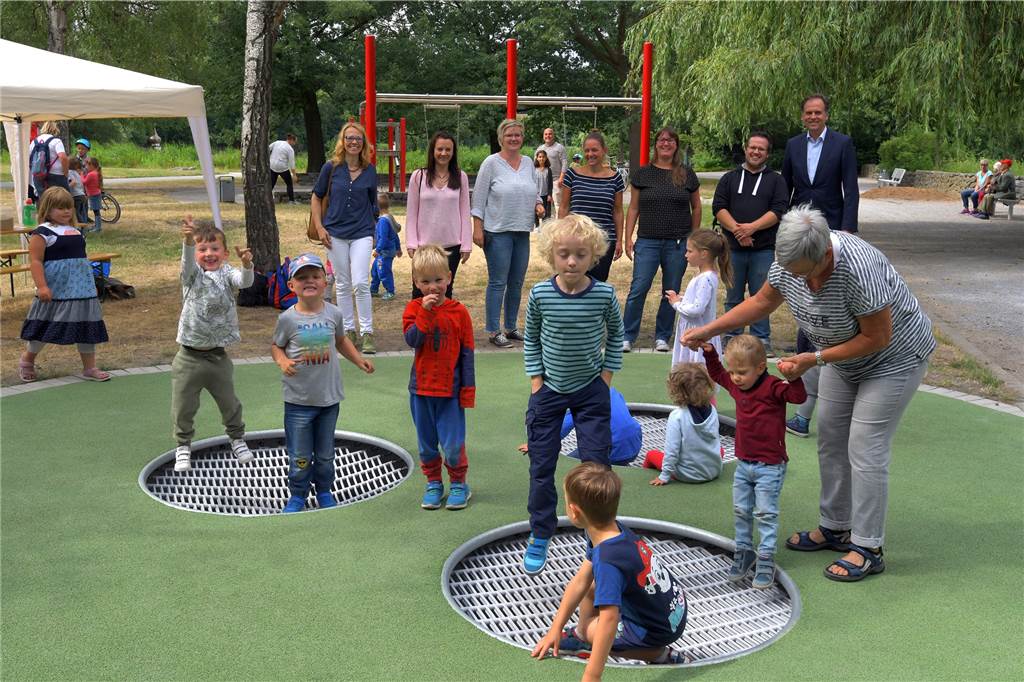 Neues Spielgerät: Am Cappenberger See können Kinder große Sprünge machen Beigeisterung bei den Kindern über die neue Trampolinanlage. Im Hintergrund die Vertreter der Stadt und des Vereins Kinderfreundliches Lünen.