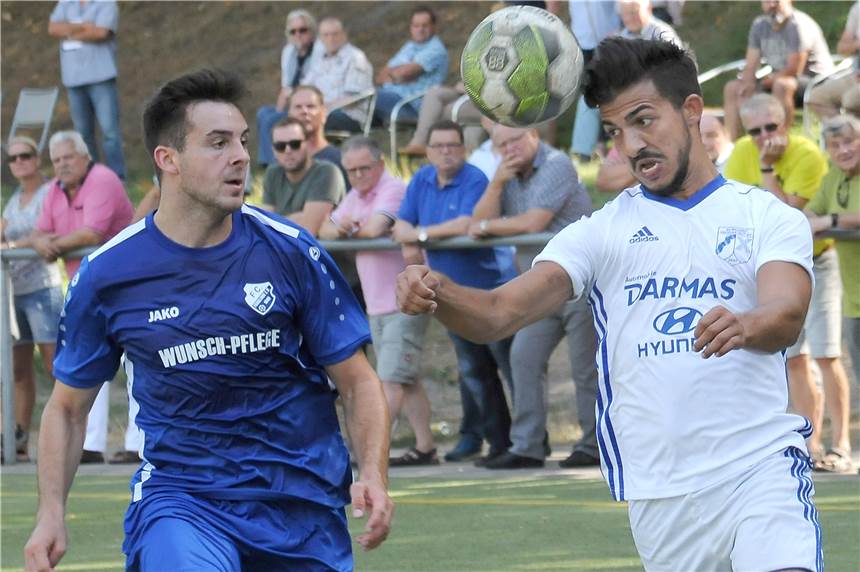 12. August 2018: Frohlinde gewinnt das Landesliga-Derby - alle Spiele im Überblick Beim 0:3 seines Teams gegen den FC Frohlinde kam im Landesliga-Derby Obercastrops Goalgetter Elvis Shala (r) nicht richtig zur Entfaltung. Hier versucht er den Ball gegenüber Lukas Wohlfarth zu behaupten.