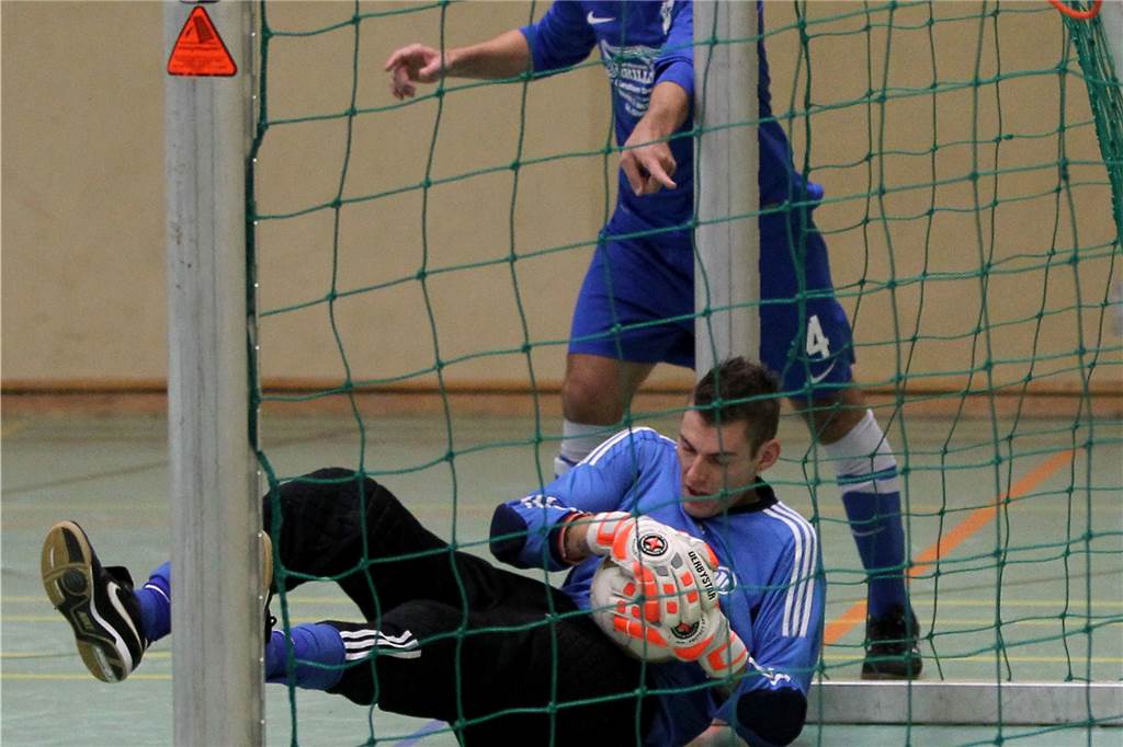 Beim 1:0 des SV Yeni hatte Wacker-Keeper Marcel Lindner das Leder eigentlich auf der Torlinie gehalten.