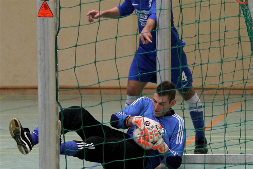 Beim 1:0 des SV Yeni hatte Wacker-Keeper Marcel Lindner das Leder eigentlich auf der Torlinie gehalten.