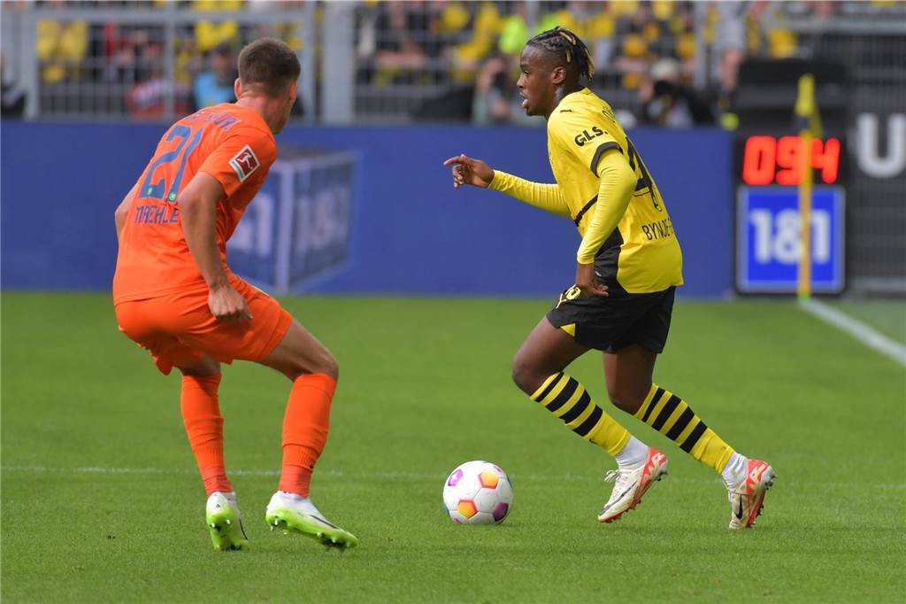BVB verlängert Vertrag mit Jamie Bynoe-Gittens: Borussia Dortmund bindet Youngster langfristig Jamie Bynoe-Gittens im Zweikampf.