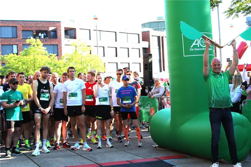 Tolle Stimmung beim 12. AOK-Firmenlauf Dortmund Beim 12. AOK-Firmenlauf Dortmund: Laufen für die Gesundheit, das Betriebsklima und den guten Zweck: 2.600 Aktive wurden von AOK-Teamleiter Wolfgang Heese auf die Strecke geschickt.