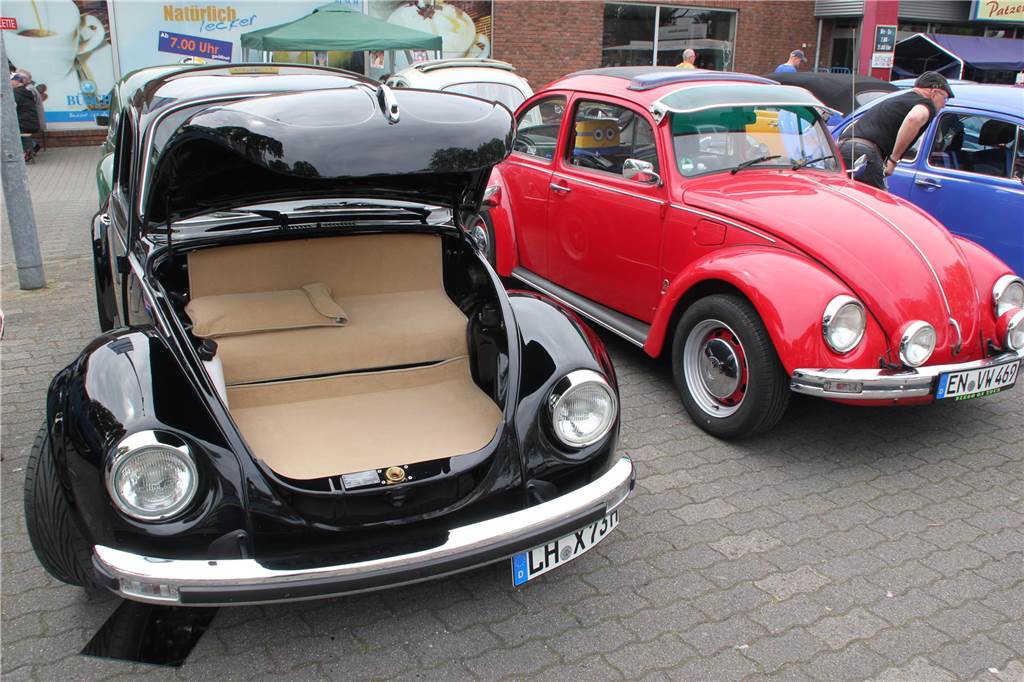 Beim 17. Käfertreffen der „I.G. Die Luftgekühlten Lünen“ gab es nicht nur für Oldtimerliebhaber eine Vielzahl an alten VW-Modellen zu besichtigen. Probesitzen und Fachsimpeln gehörte selbstverständlich dazu.