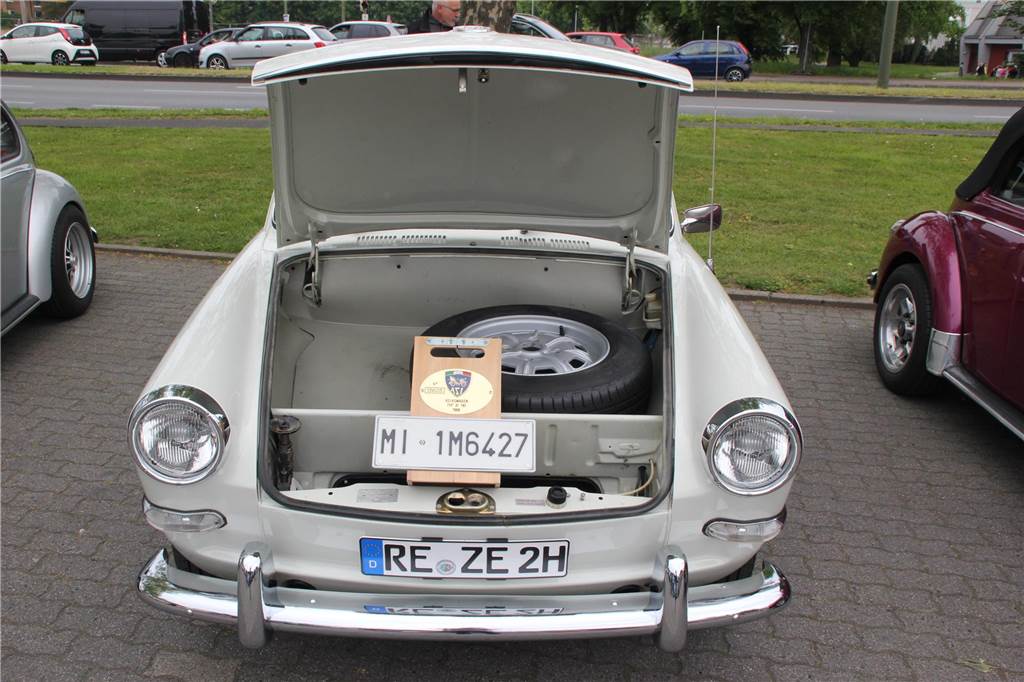 Beim 17. Käfertreffen der „I.G. Die Luftgekühlten Lünen“ gab es nicht nur für Oldtimerliebhaber eine Vielzahl an alten VW-Modellen zu besichtigen. Probesitzen und Fachsimpeln gehörte selbstverständlich dazu.