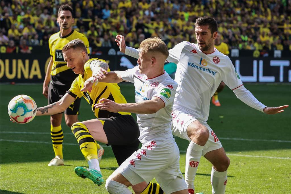 Marco Reus im Zweikampf.