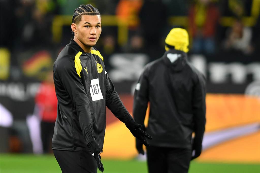 Paris Brunner im Gespräch mit einem Teamkollegen.