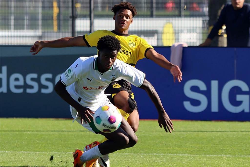Vom BVB-Hoffnungsträger zum Sorgenkind: Rückkehr von Julien Duranville verschiebt sich weiter Julien Duranville im Spiel mit der BVB-U19.