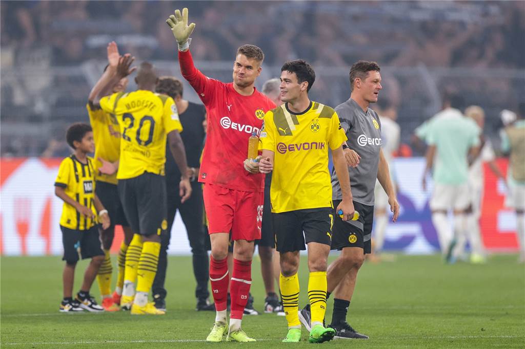 BVB-Torhüter Alexander Meyer im Exklusiv-Interview: „Ich habe alle Eindrücke aufgesaugt“ BVB-Torhüter Alexander Meyer winkt ins Publikum.