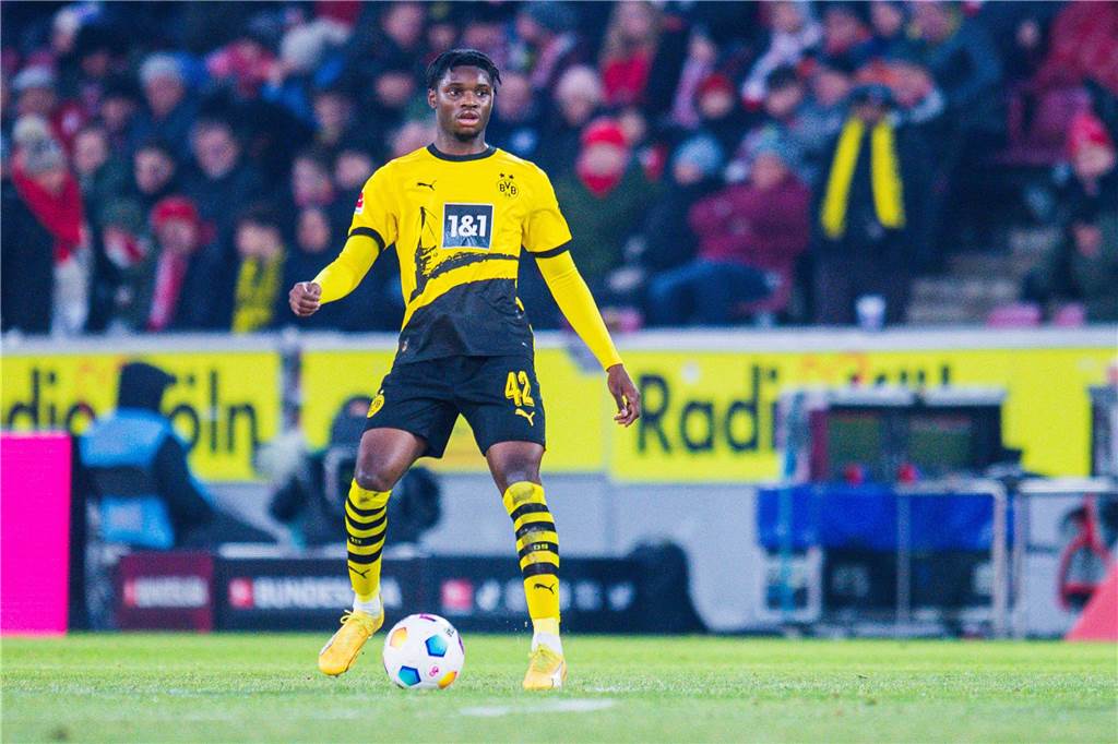 Blank-Transfer zu RB Salzburg perfekt: Neue Details! BVB sichert sich mit Klausel ab Hendry Blank spielt einen Pass.