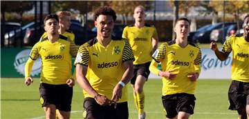 BVB-Spieler Nnamdi Collins bejubelt seinen Treffer gegen Schalke.