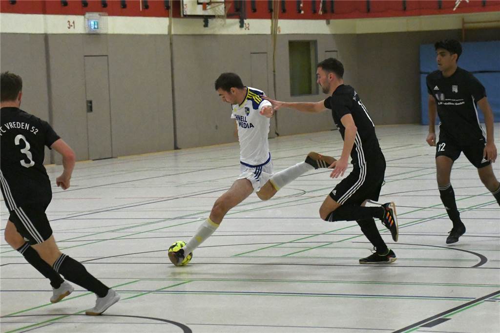 Überraschungen an Tag eins: ASV Ellewick lässt Vorwärts Epe jubeln Beim 5:1-Sieg über Titelverteidiger FC Vreden erzielte Maximilian Hinkelmann nach drei Spielminuten den ersten Treffer für die Spielvereinigung.