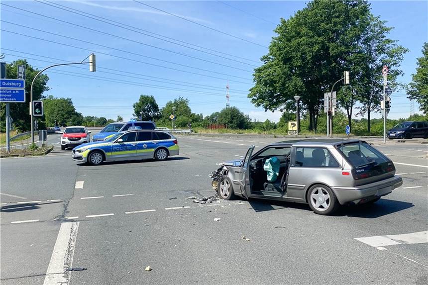 Zwei Autos kollidierten an der Autobahn-Anschlussstelle Bodelschwingh Beim Abbiegen auf die Autobahn krachte es am Sonntagvormittag auf dem Königshalt zwischen einem Volvo und einem Ford.