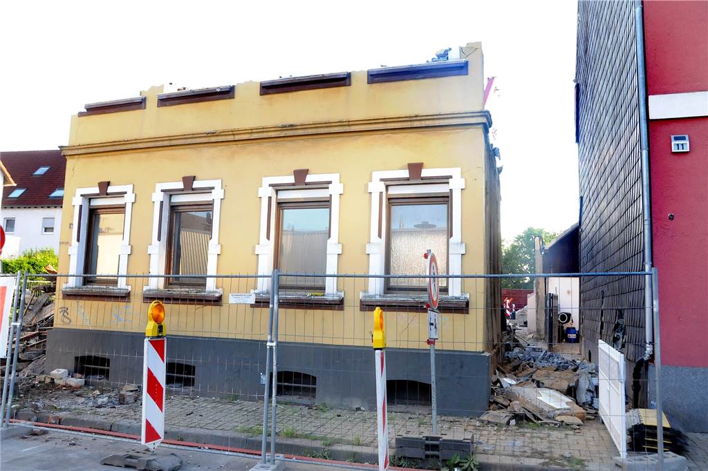Bei Abrissarbeiten an der Kantstraße kracht Mauerteil gegen Nachbarhaus Beim Abriss des Hauses Kantstraße 9 krachte ein großes Wandstück aus dem oberen Geschoss gegen die verschieferte Seitenwand des Nachbarhauses Kantstraße 11 und beschädigte sie schwer.