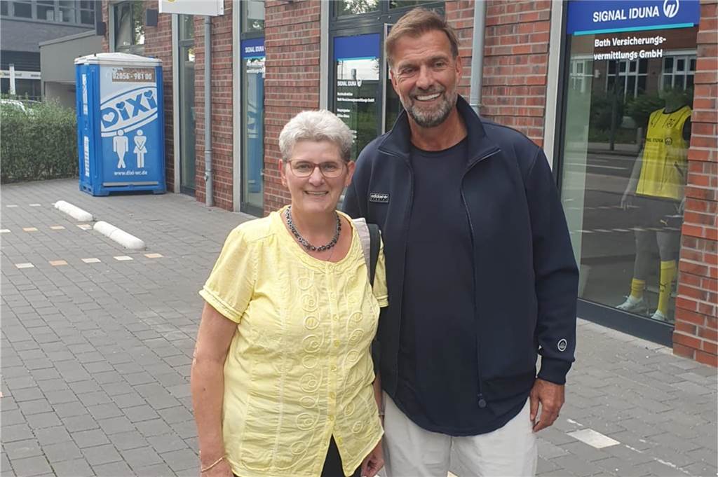 Jürgen Klopp überrascht Fanclub-Gründerin zum 70. mit Grußbotschaft Monika Hahn mit Jürgen Klopp beim Abschiedsspiel von Kuba und Piszczek.