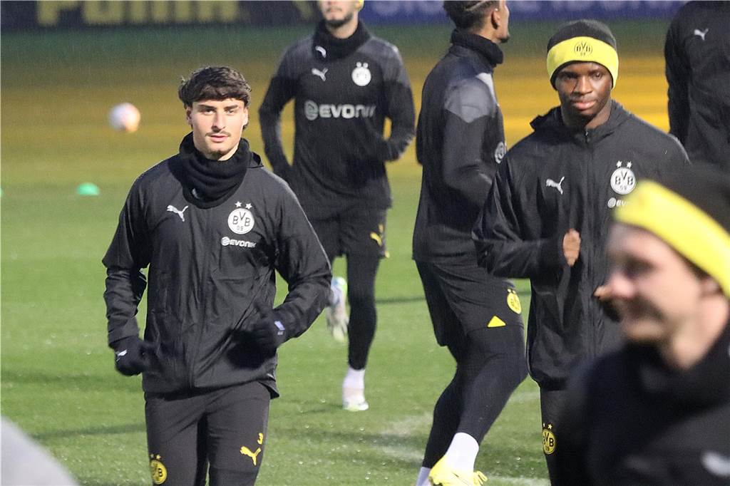 BVB-Abschlusstraining vor dem Paris-Spiel: Zwei Überraschungen, drei U23-Akteure Guille Bueno und Hendry Blank beim Aufwärmen.