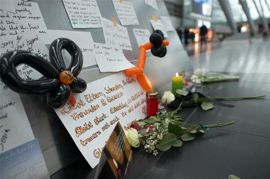 Internationale Presstimmen zum Flugzeugabsturz Beim Absturz der Germanwings-Maschine sind wahrscheinlich alle Insassen ums Leben gekommen.
