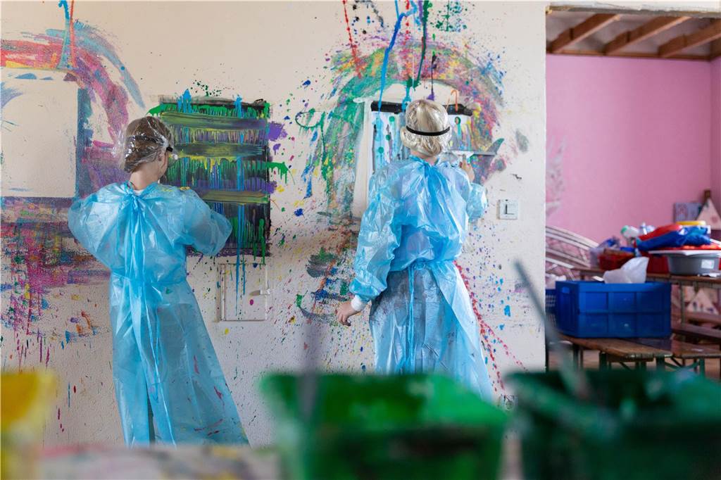 Last-Minute-Ferienprogramm: Hier gibt es noch Restplätze im Dorf Beim Action-Painting im Jugend-Koster wird es wieder so richtig bunt.
