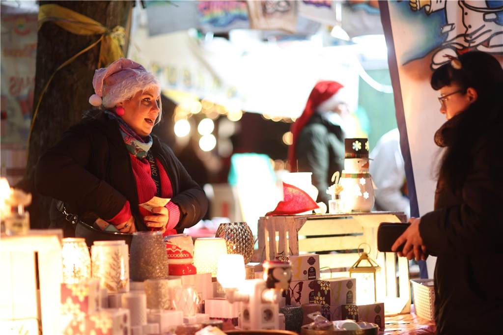 Viele Bilder vom Adventsmarkt in Selm: Selbst der Nikolaus war da Beim Adventsmarkt in Selm herrschte am Samstag (2. Dezember) beste Stimmung.