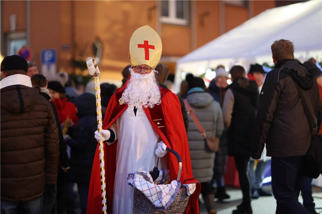 Viele Bilder vom Adventsmarkt in Selm: Selbst der Nikolaus war da Beim Adventsmarkt in Selm herrschte am Samstag (2. Dezember) beste Stimmung.