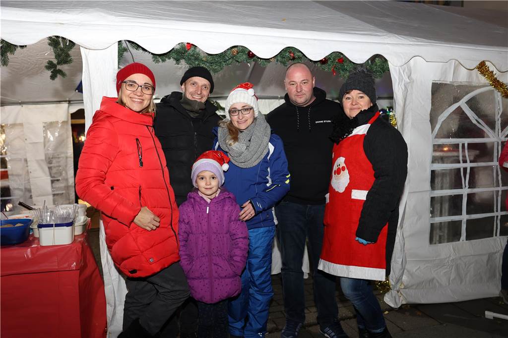 Viele Bilder vom Adventsmarkt in Selm: Selbst der Nikolaus war da Beim Adventsmarkt in Selm herrschte am Samstag (2. Dezember) beste Stimmung.