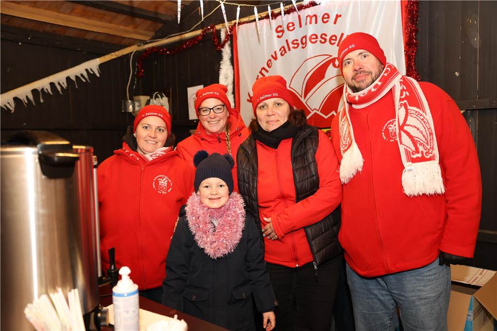 Viele Bilder vom Adventsmarkt in Selm: Selbst der Nikolaus war da Beim Adventsmarkt in Selm herrschte am Samstag (2. Dezember) beste Stimmung.