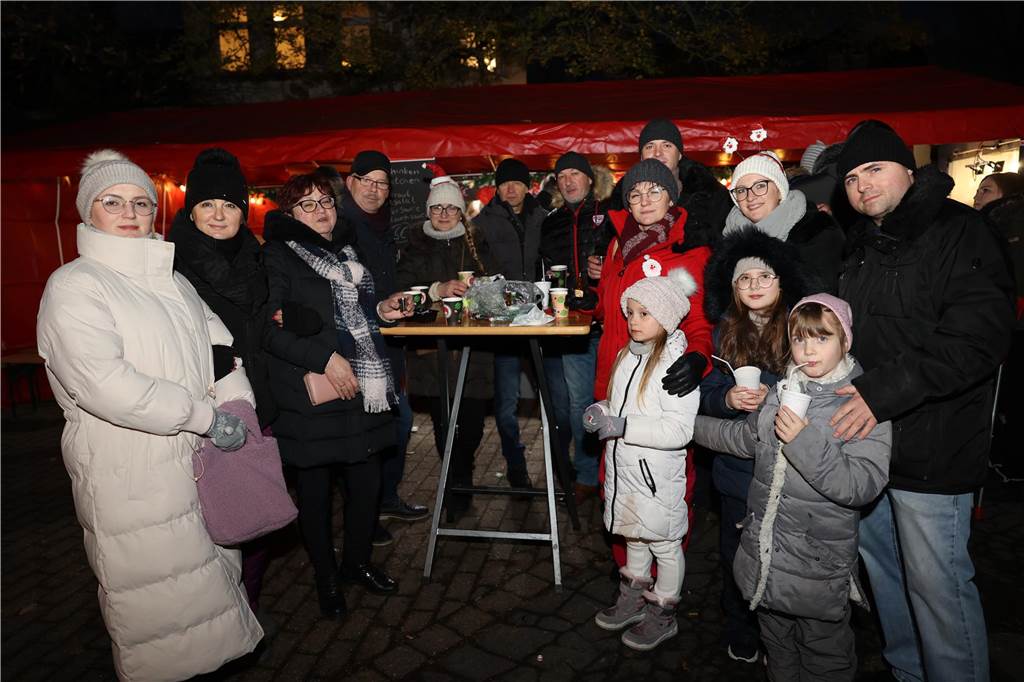 Viele Bilder vom Adventsmarkt in Selm: Selbst der Nikolaus war da Beim Adventsmarkt in Selm herrschte am Samstag (2. Dezember) beste Stimmung.