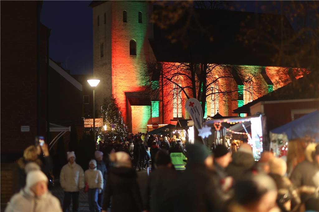 Viele Bilder vom Adventsmarkt in Selm: Selbst der Nikolaus war da Beim Adventsmarkt in Selm herrschte am Samstag (2. Dezember) beste Stimmung.